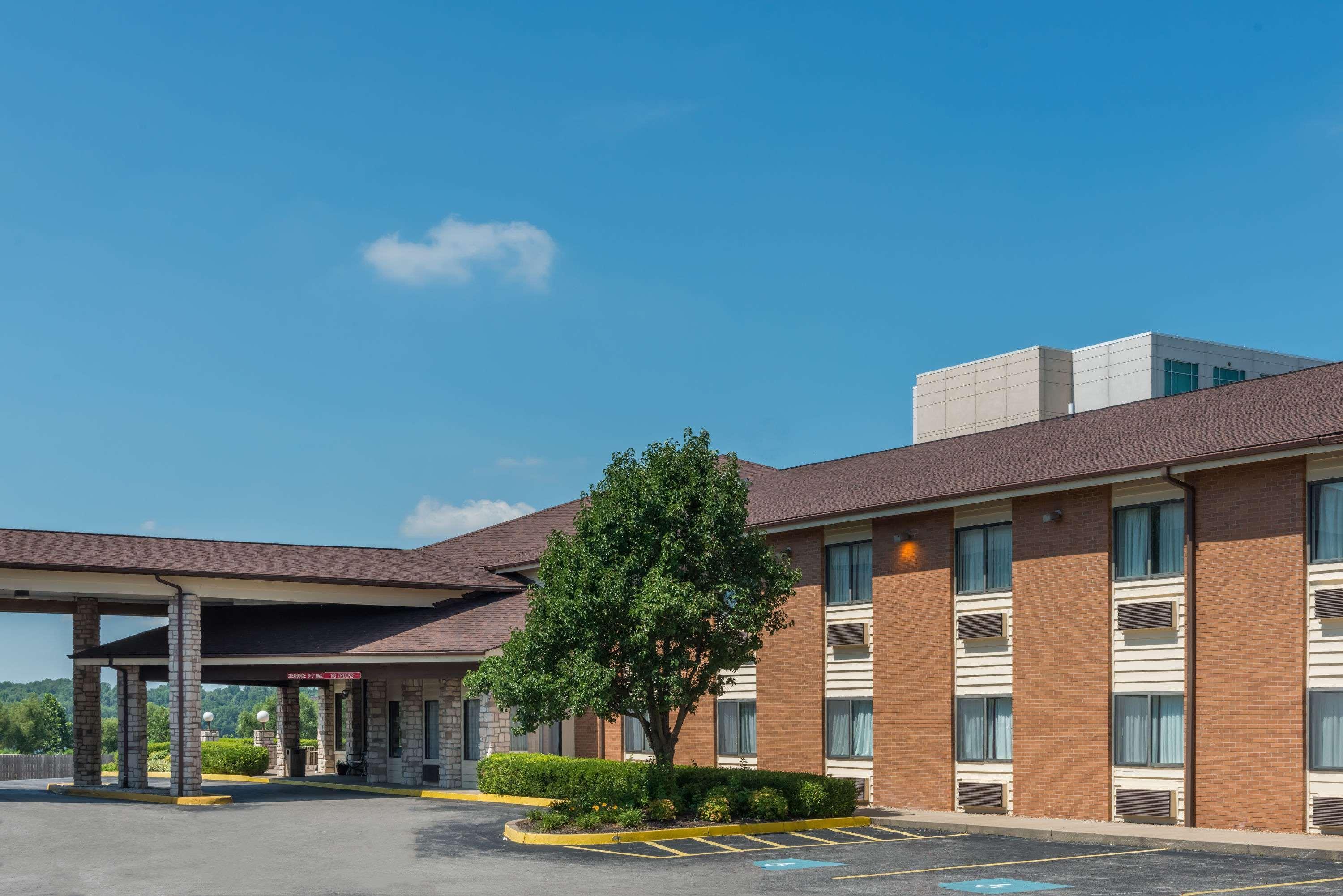 Hotel Baymont By Wyndham Metropolis Exterior foto